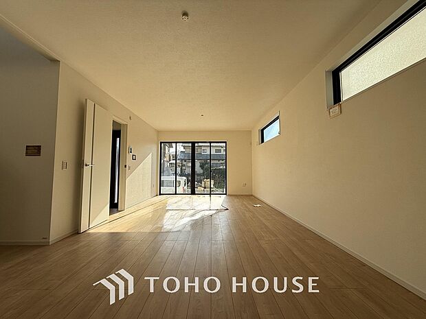 光が注がれる青い空から鮮やかに赤色にゆっくりと染まる。そんな優しい時間がここでは流れてゆく。