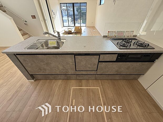 キッチンの収納は、デッドスペースになりやすい箇所を有効活用できる、スライド式収納を採用しました。