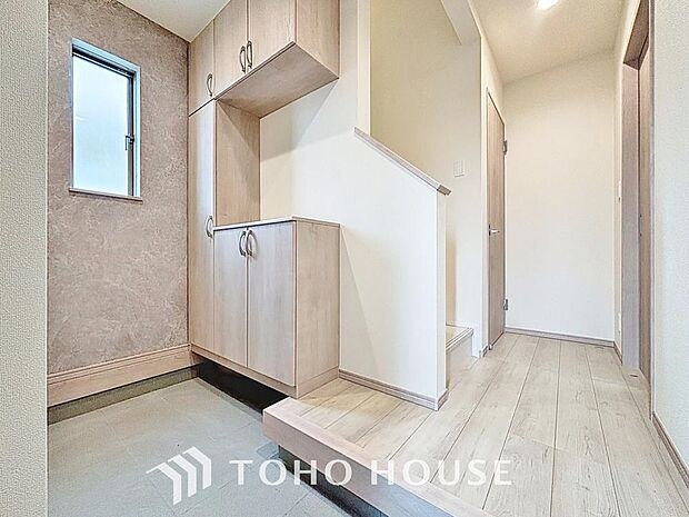 「玄関」清潔印象の玄関です。スペースを無駄なく活用し、使いやすいシューズボックスを設置しております。