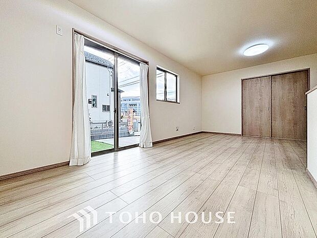 「南向き。陽当り良好。」団欒の場であるリビングには、暖かな陽光が贅沢に降り注ぎます。かけがえのない一時を、明るい癒しの空間でお過ごし下さい。