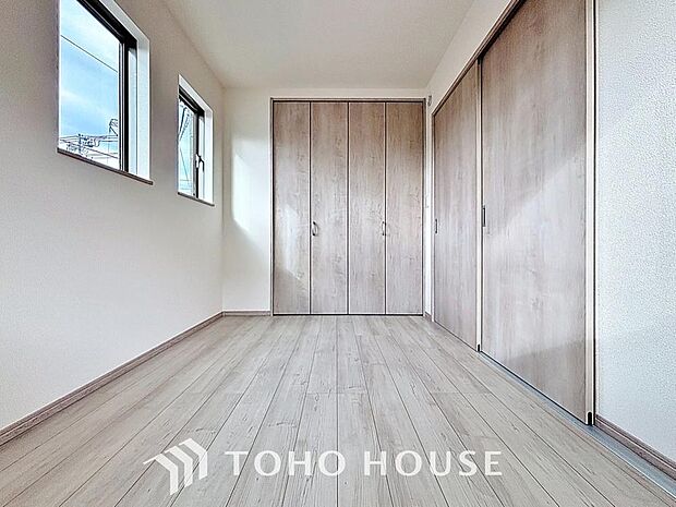 「スッキリ収納の居室」大きなクローゼットには季節ものの洋服などを収納できるので、お部屋はすっきり広々と使うことができます。