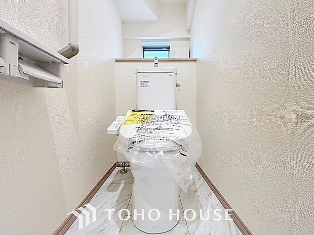 「温水洗浄便座付きトイレ」トイレは快適な温水洗浄便座付です。清潔感のあるホワイトで統一しました。いつも清潔な空間であって頂けるよう配慮された造りです。