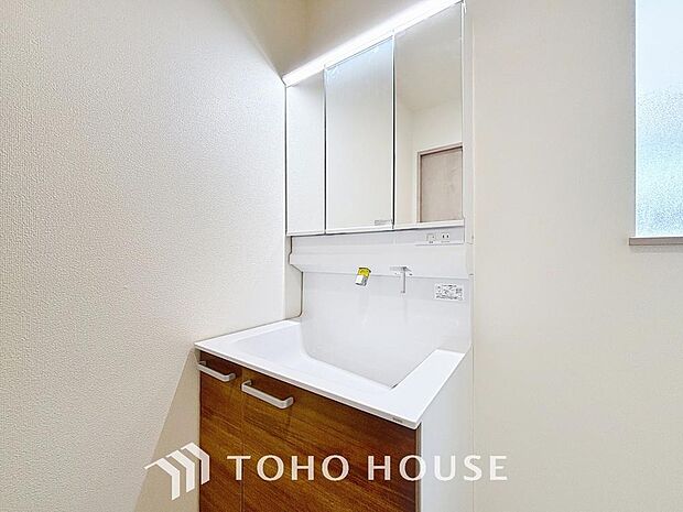 「洗面台」洗面台には三面鏡を採用。身だしなみを整えやすい事はもちろんですが、鏡の後ろに収納スペースを設ける事により、散らかりやすい洗面スペースをすっきりさせる事が出来るのも嬉しいですね。