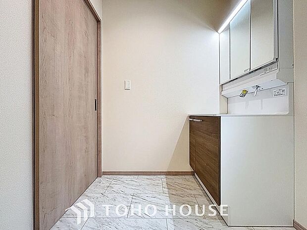 「洗面所」明るく清潔感のある色調で纏められた洗面室は、機能性に富んだ三面鏡と使い勝手の良い収納を完備した洗面台を設置しております。