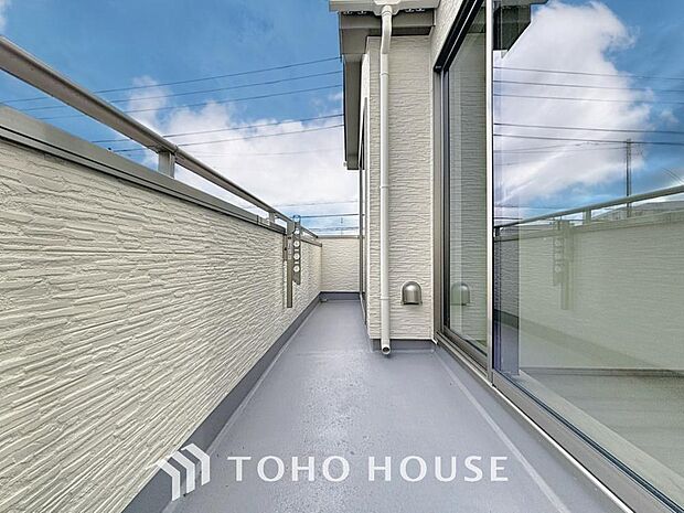 「南向き。バルコニー」頬をなでる優しい風を感じることが出来るバルコニー。つい深呼吸をしたくなる気持ちの良い眺望はこのお部屋の自慢です。