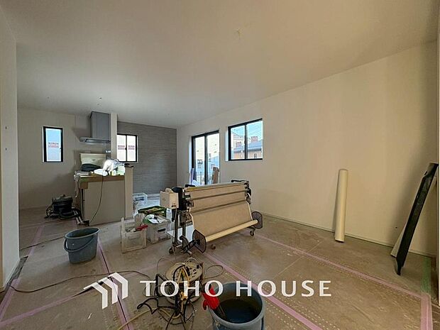 「約16帖のLDK。(現況)」忙しい朝でも、しっかり家族が揃って食事をして頂けるゆとりある大きさのダイニングスペース。手料理をテーブルで囲む素敵な時間を存分に愉しんで下さい。