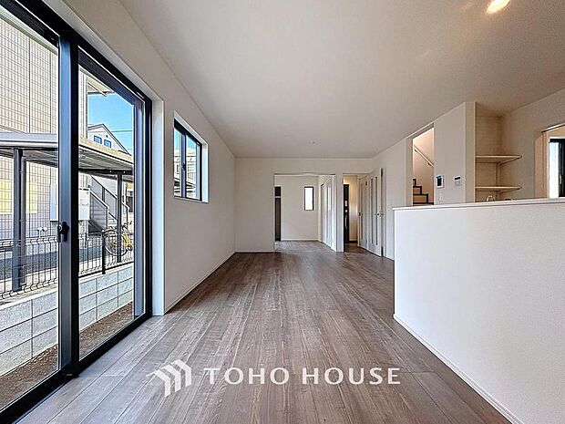 「南向き、2面採光で陽当たり・通風良好。居心地の良いリビング。」居心地の良いリビングダイニングには自然と家族みんなが集まってきます。明るく穏やかな空気のなかで飲んだり、食べたり、笑ったり。