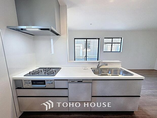 「水まわり1階集約で家事効率も上がります。」作業スペースを多くとった対面キッチン。夫婦そろってキッチンに立っても調理がしやすくゆとりある広さ。食器類もすっきりと片付く収納力が期待できます。家事をしな