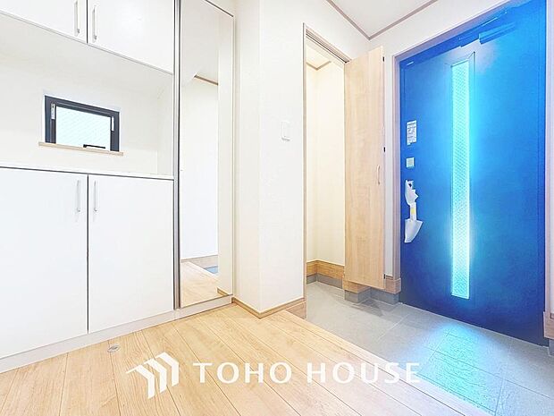 「自分ライクな玄関をお造り下さい。」玄関スペースには、季節の飾り付けやお花、写真などが飾れて、自分好みにアレンジできます。