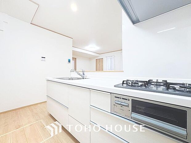 「対面キッチン」作業スペースを多くとった対面キッチン。夫婦そろってキッチンに立っても調理がしやすくゆとりある広さ。食器類もすっきりと片付く収納力が期待できます。家事をしながら会話も弾みます。