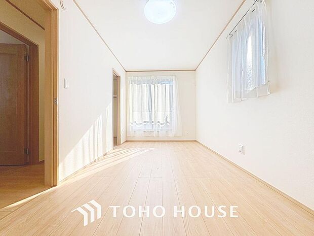 「明るい居室」温もりある自然光を感じていただける居室です。飽きのこないナチュラルなデザインの空間は、色褪せることのない心地良さを作ります。