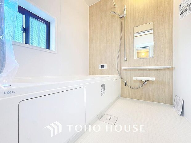 「バスルーム」一日の疲れを癒すバスルームは、心地よいリラックスを叶える清潔感溢れる空間です。