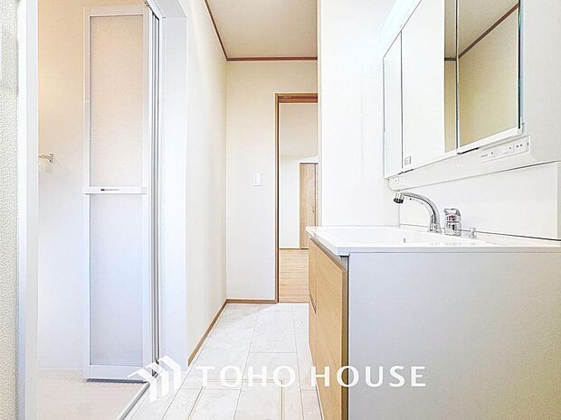 「洗面台」落ち着いた空間を演出するカラーと、ゆったり落ち着いてお使い頂ける広さが魅力のパウダールーム。居室からも独立しており、プライベート空間を保ちます。