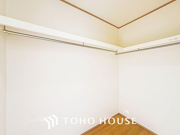 「たっぷり収納。ウォークインクローゼット」たっぷりと荷物が入るよう、ウォークインクローゼットを完備いたしました。画像と現地では大きさ、広さの感覚が違います。是非ご自分の目で確かめてください。