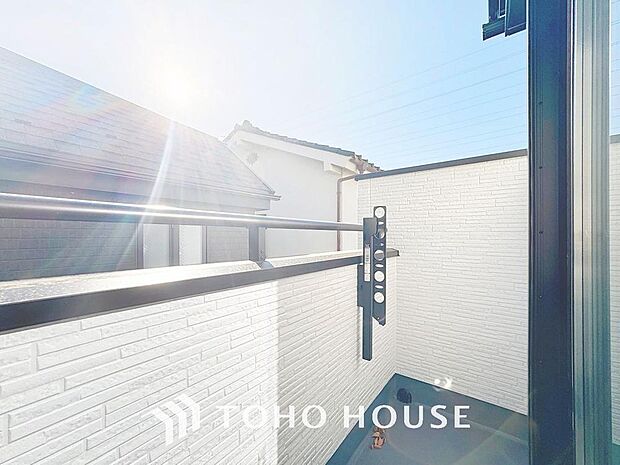 「バルコニー」都市型生活をより快適にコーディネートするかのように、周りの情景とマッチしたバルコニー。住まうご家族の心地よさを最優先したバルコニーでは様々な時間を楽しめます。