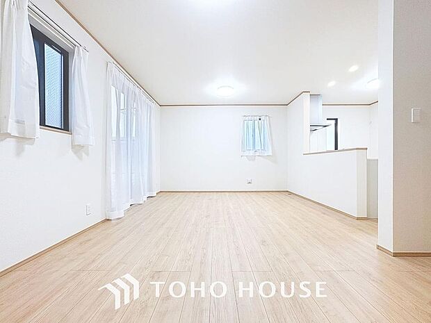 「穏やかな時が流れる癒しの空間」穏やかな光が明るくリビングルームを包みます。心地よい空間が、ご家族のかけがえのない時間に優しく寄り添います。