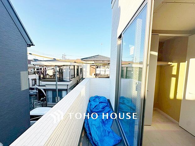 「バルコニー」めいっぱいの光と風を感じ、ゆるやかに時間を紡ぐバルコニーです。日々の疲れを忘れさせてくれるかのような伸びやかで心安らぐ眺めです。