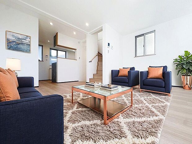 「自分らしい家造りを楽しめる」落ち着いたカラーコーディネートの室内。インテリアやファブリックで、オーナー様好みのテイストデザインを取り入れて頂けます。※家具はCGのため、本物件に付帯しません。