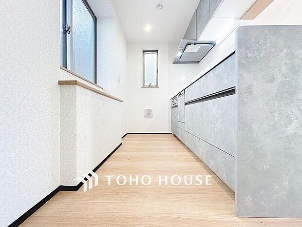 「キッチン」お部屋の雰囲気に溶け込む、対面キッチンです。リビングにいるご家族とのおしゃべりを楽しみながらの作業が可能です。