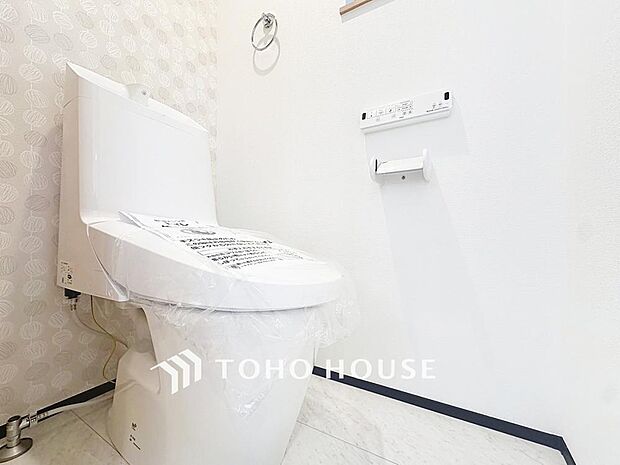 「温水洗浄便座付きトイレ」トイレは快適な温水洗浄便座付です。清潔感のあるホワイトで統一しました。いつも清潔な空間であって頂けるよう配慮された造りです。