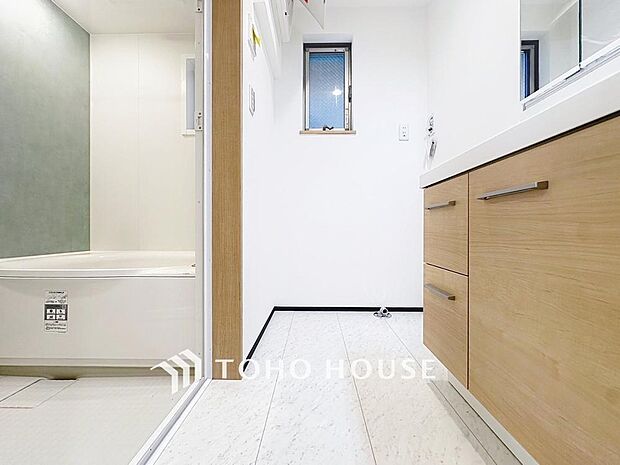 「明るく換気のしやすい洗面室」湿気の多くなりやすい洗面所も、窓があることで換気が可能なので気持ちよくお使い頂けます。