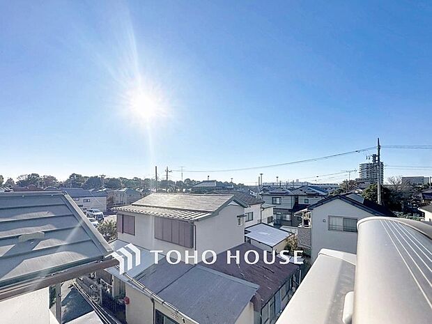 「穏やかな街並みの眺望」穏やかな街並みを一望しながら、爽やかな風と柔らかく降り注ぐ陽光を感じて頂けます。心地良い開放感が暮らしにゆとりと充足感をもたらします。