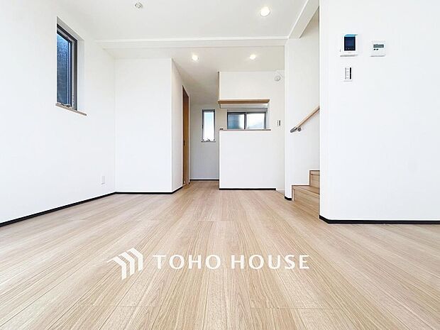 「床暖房完備のリビング」忙しい朝でも、しっかり家族が揃って食事をして頂けるゆとりある大きさのダイニングスペース。手料理をテーブルで囲む素敵な時間を存分に愉しんで下さい。