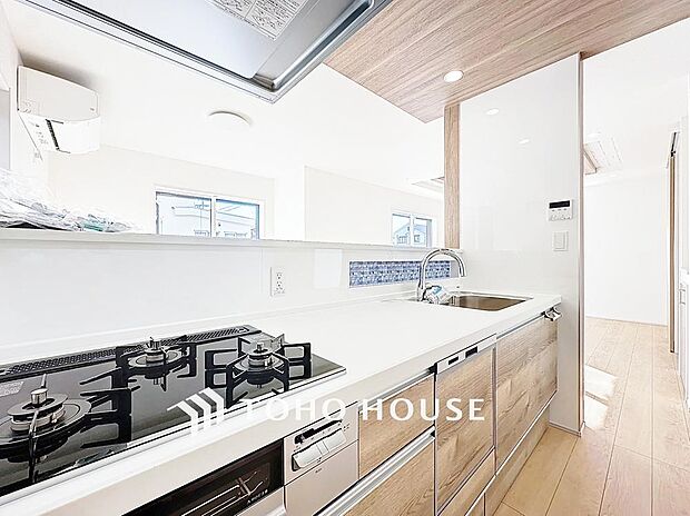 「家事時短の叶うキッチン◎」効率よくお料理ができる3口コンロ・食洗機・出し入れしやすいスライド収納を完備したシステムキッチン。確かな機能性を実感頂けます。