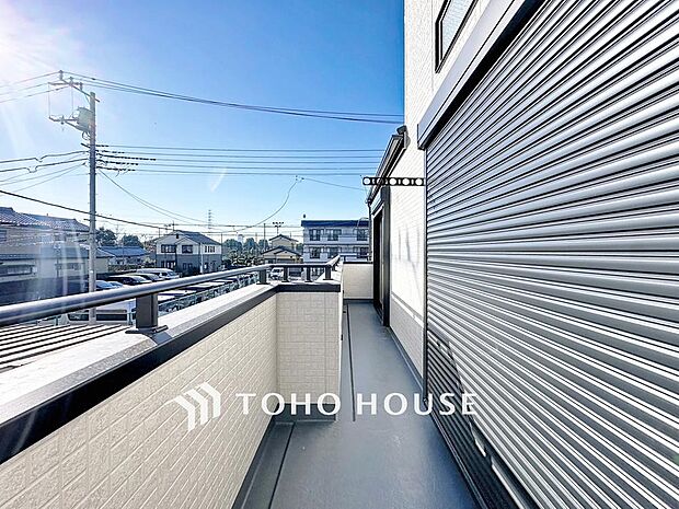 「南向き。バルコニー」都市型生活をより快適にコーディネートするかのように、周りの情景とマッチしたバルコニー。住まうご家族の心地よさを最優先したバルコニーでは様々な時間を楽しめます。