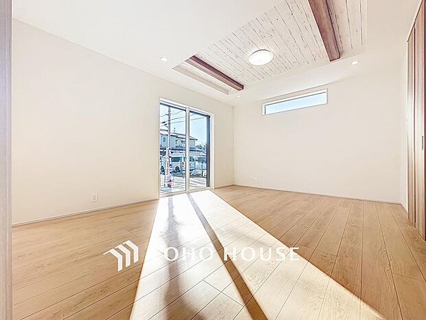 「南向き。陽当り良好。」団欒の場であるリビングには、暖かな陽光が贅沢に降り注ぎます。かけがえのない一時を、明るい癒しの空間でお過ごし下さい。