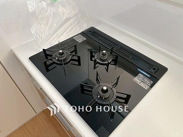 見た目に美しく使いやすさにも優れ、吹きこぼれ等のお掃除も簡単。3口コンロで忙しくても同時に調理ができるので便利ですね。