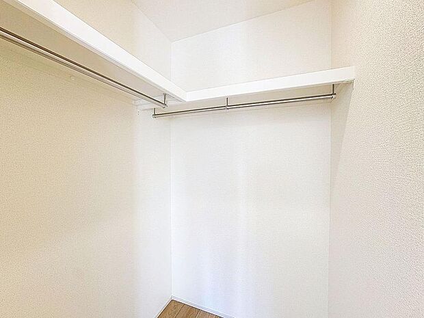 「ウォークインクローゼット」たっぷりと荷物が入るよう、ウォークインクローゼットを完備いたしました。