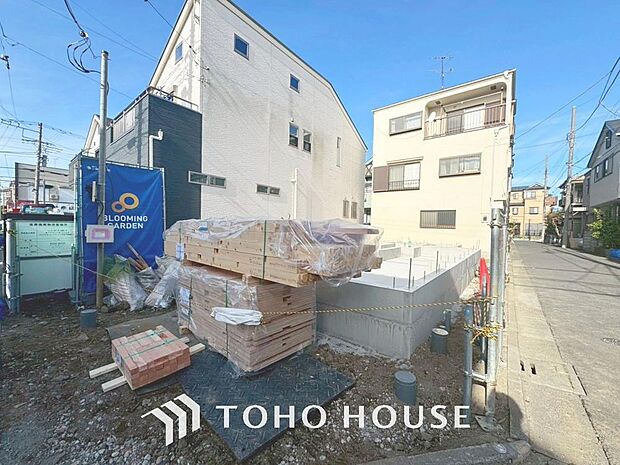 「現況」今日も、明日も、この街で、きっと誰かがしあわせになる物語が描かれていくはずです。同じ風景が毎日365日、まったく違う顔を見せてくれる。爽快な風も毎日やさしく頬をなででくれます。