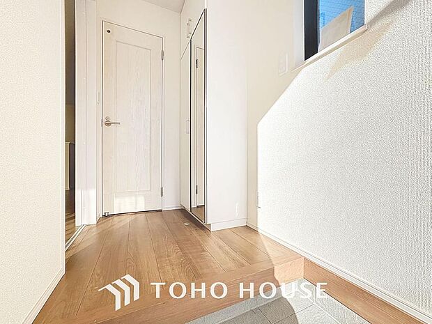 「自分ライクな玄関をお造り下さい。」玄関スペースには、季節の飾り付けやお花、写真などが飾れて、自分好みにアレンジできます。