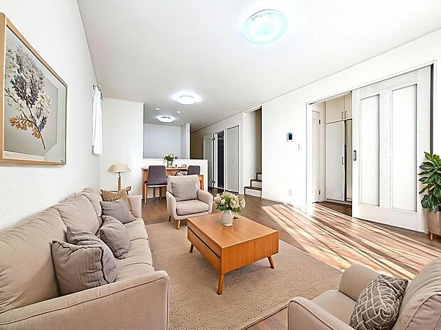 「居心地の良いリビング。」溢れる開放感を手中に収めることができるゆとりあるリビングダイニングです。（画像内の家電・家具等はCGです。本物件には付帯されません。）