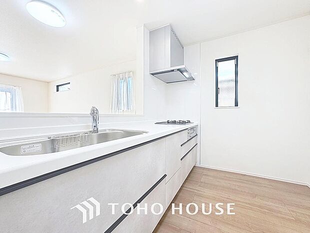 「機能的な収納が豊富なカウンターキッチン。」効率よくお料理ができるコンロ・収納を完備したシステムキッチン。確かな機能性を実感頂けます。