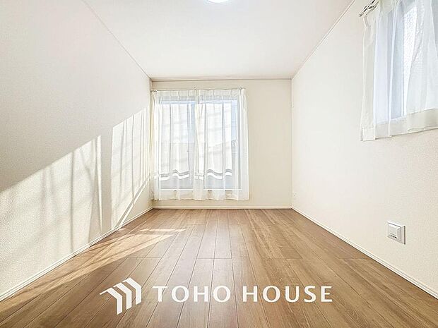 「明るい居室」温もりある自然光を感じていただける居室です。飽きのこないナチュラルなデザインの空間は、色褪せることのない心地良さを作ります。