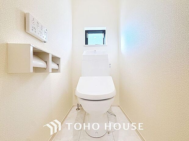 「ウォシュレット機能付き」優れた節水効果や汚れが付きにくい便座など、ほしかった機能が揃ったウォシュレット一体型トイレです。収納に便利な吊戸棚を備え付けています。