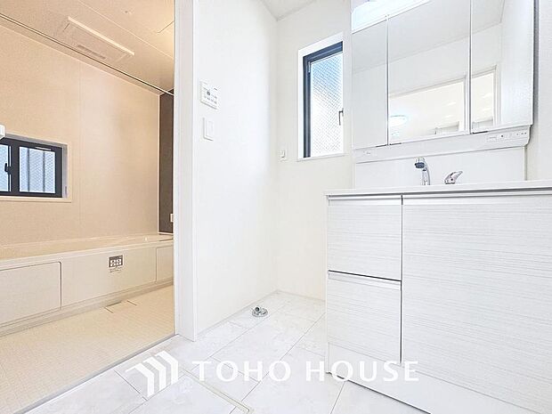 「洗面台」落ち着いた空間を演出するカラーと、ゆったり落ち着いてお使い頂ける広さが魅力のパウダールーム。居室からも独立しており、プライベート空間を保ちます。