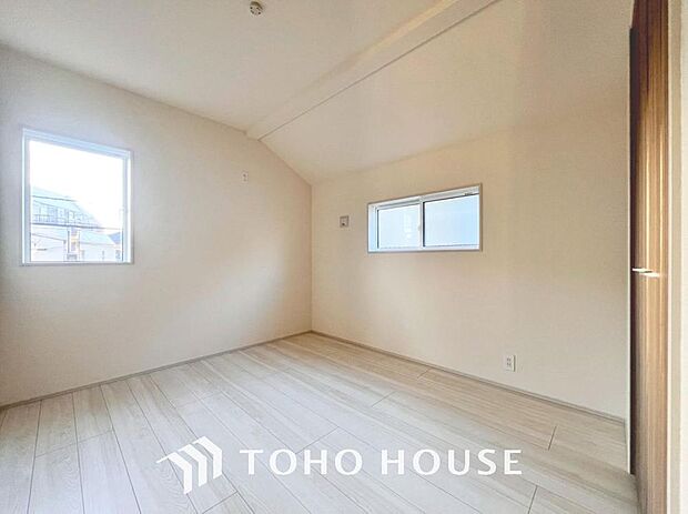 「二面採光・通風良好◎」居室に窓が2ヶ所あるので、明るさの確保と、風の通り道ができることで換気のしやすいお家になっています。