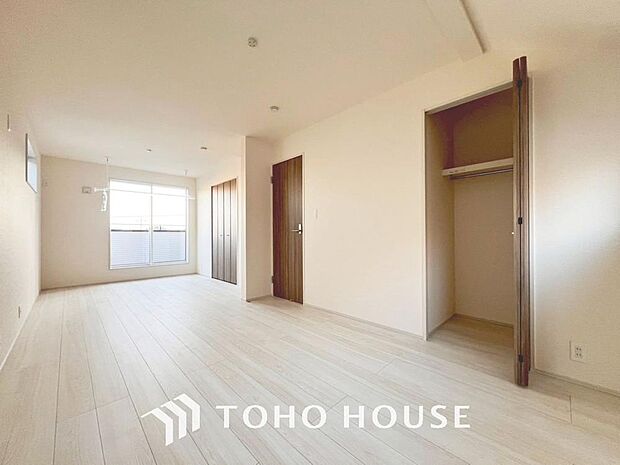 「11帖。ゆとりの主寝室。」心と体をゆったりと安らげる主寝室。寝室のゆとりが大きい分だけ、暮らしの安らぎは深まります。