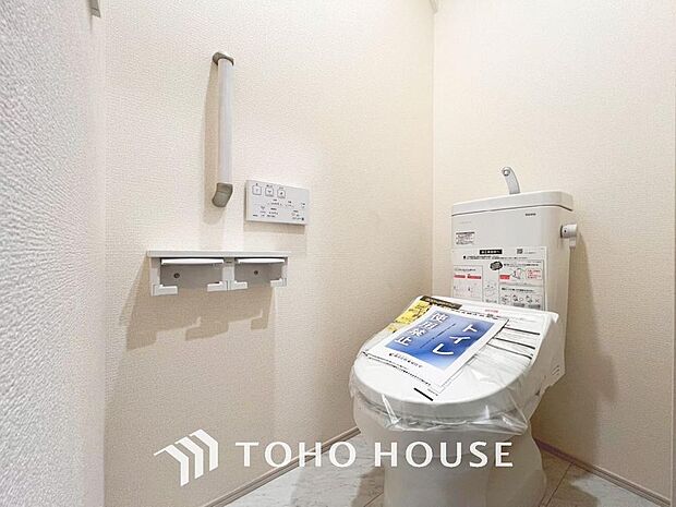 「温水洗浄便座付きトイレ」トイレは快適な温水洗浄便座付です。清潔感のあるホワイトで統一しました。いつも清潔な空間であって頂けるよう配慮された造りです。