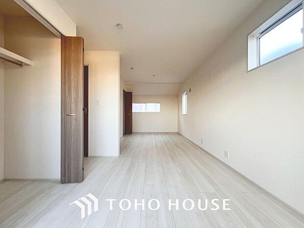 「スッキリ収納の居室」大きなクローゼットには季節ものの洋服などを収納できるので、お部屋はすっきり広々と使うことができます。