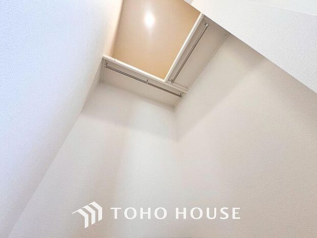 「たっぷり収納。ウォークインクローゼット」たっぷりと荷物が入るよう、ウォークインクローゼットを完備いたしました。画像と現地では大きさ、広さの感覚が違います。是非ご自分の目で確かめてください。