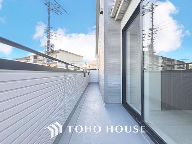 「開放感感じるバルコニー」頬をなでる優しい風を感じることが出来るバルコニー。つい深呼吸をしたくなる気持ちの良い眺望はこのお部屋の自慢です。