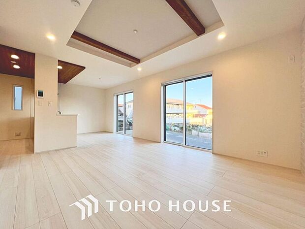 「穏やかな時が流れる癒しの空間」穏やかな光が明るくリビングルームを包みます。心地よい空間が、ご家族のかけがえのない時間に優しく寄り添います。