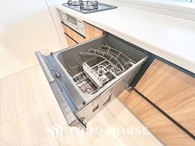 「ビルトインタイプ食器洗乾燥機」通常の手洗いでは使用出来ないほど高温のお湯や高圧水流を使うことにより汚れを効果的に落とすことができる。殺菌効果が非常に高く哺乳瓶などを使う家庭で需要が高く大変便利。
