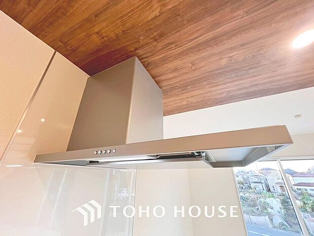 昨今主流のスリムタイプのレンジフード。そのスタイリッシュな見た目から、インテリアとしても高い人気がある型です。また、スリム型の大きなメリットとして、掃除のしやすさがあります。