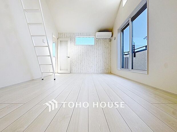 「団欒の場」団欒の場であるリビングには、暖かな陽光が贅沢に降り注ぎます。かけがえのない一時を、明るい癒しの空間でお過ごし下さい。