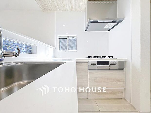 「家事時短の叶うキッチン◎」効率よくお料理ができる3口コンロ・食洗機・出し入れしやすいスライド収納を完備したシステムキッチン。確かな機能性を実感頂けます。